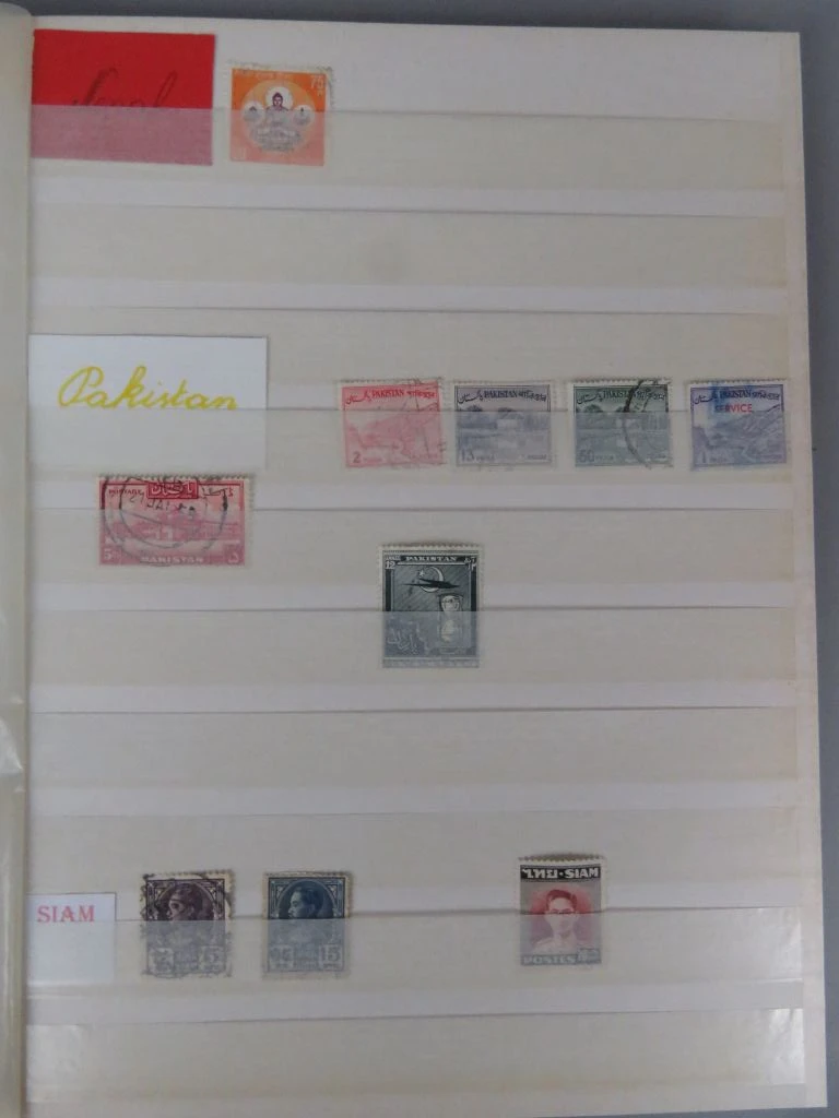 Postzegelverzameling in rode albummap Azië