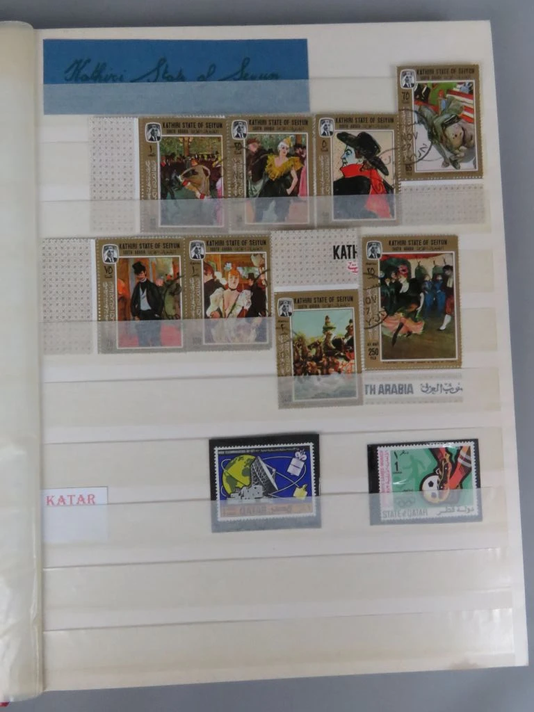Postzegelverzameling in rode albummap Azië