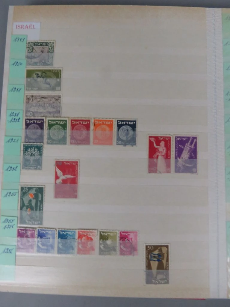 Postzegelverzameling in rode albummap Azië