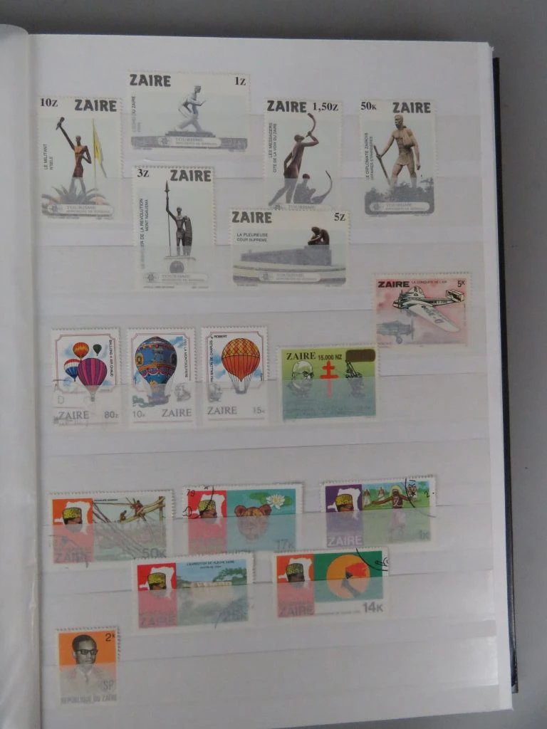 Postzegelverzameling in album met diverse thema's 3