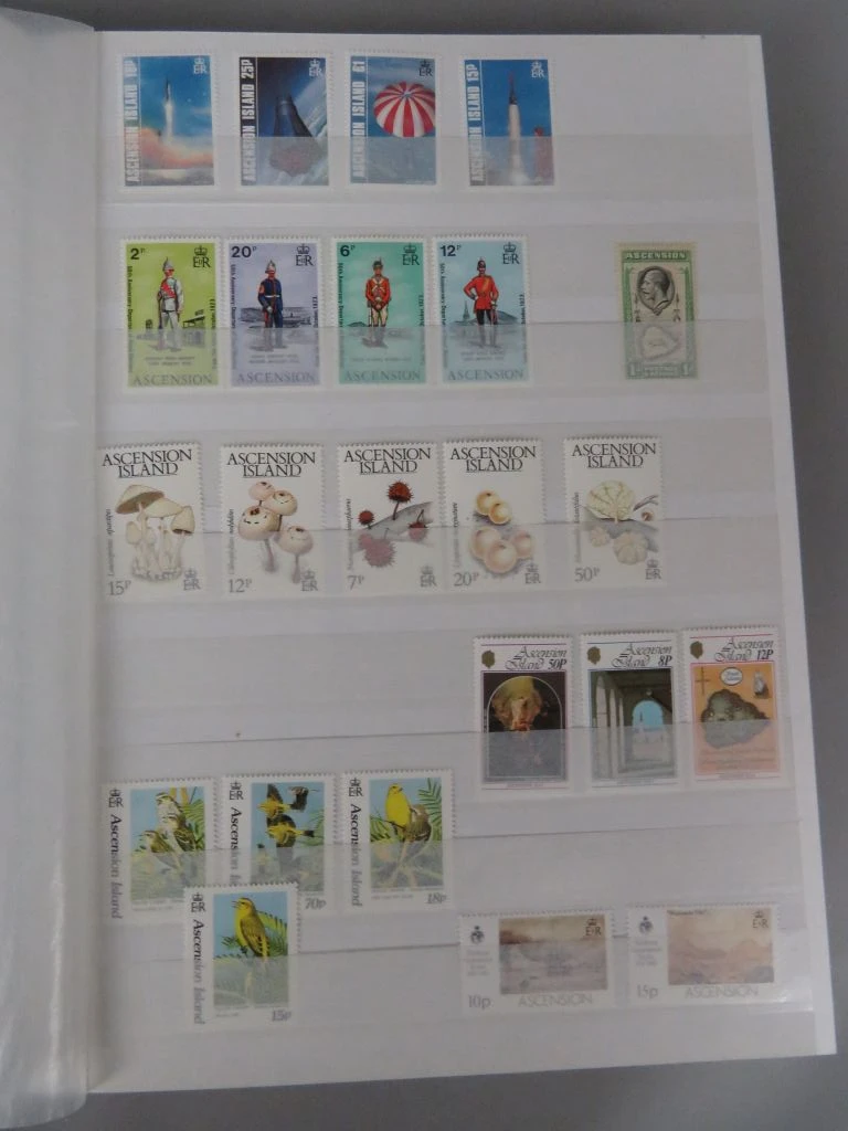 Postzegelverzameling in album met diverse thema's 3
