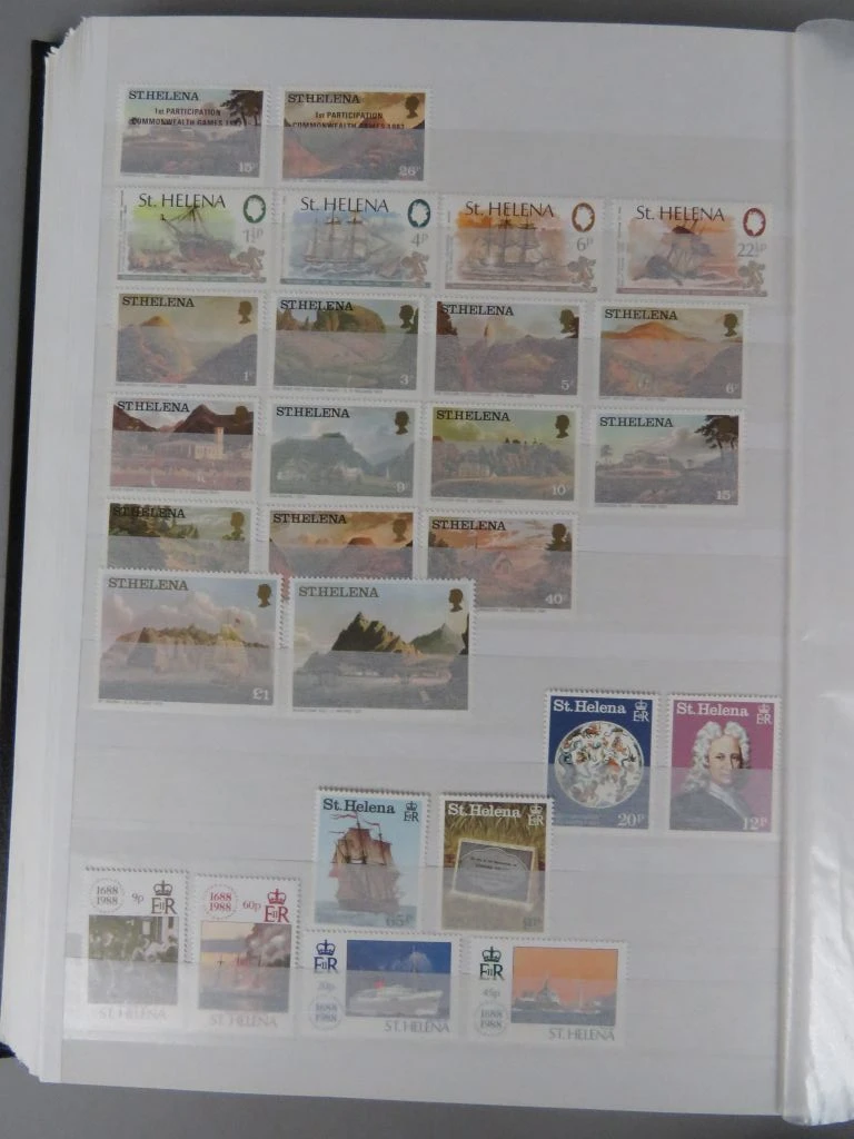Postzegelverzameling in album met diverse thema's 3