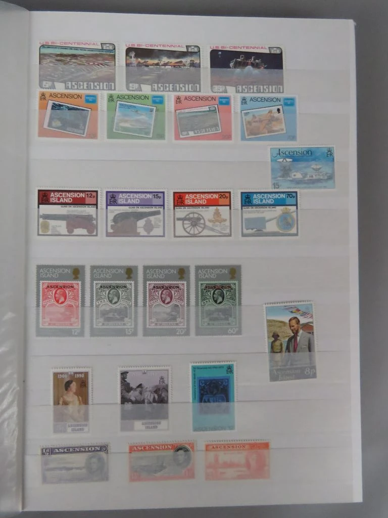 Postzegelverzameling in album met diverse thema's 3
