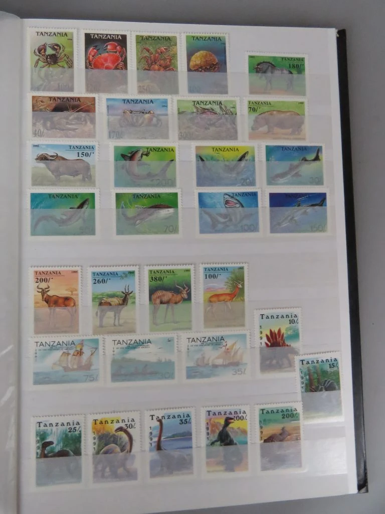 Postzegelverzameling in album met diverse thema's 3