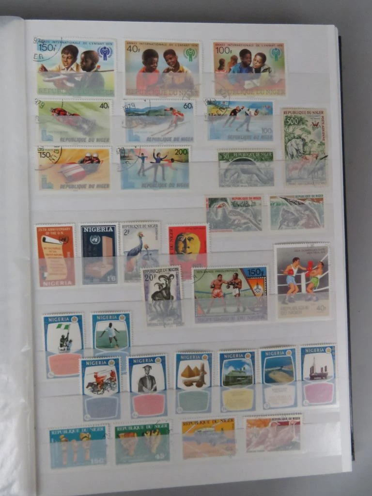 Postzegelverzameling in album met diverse thema's 3