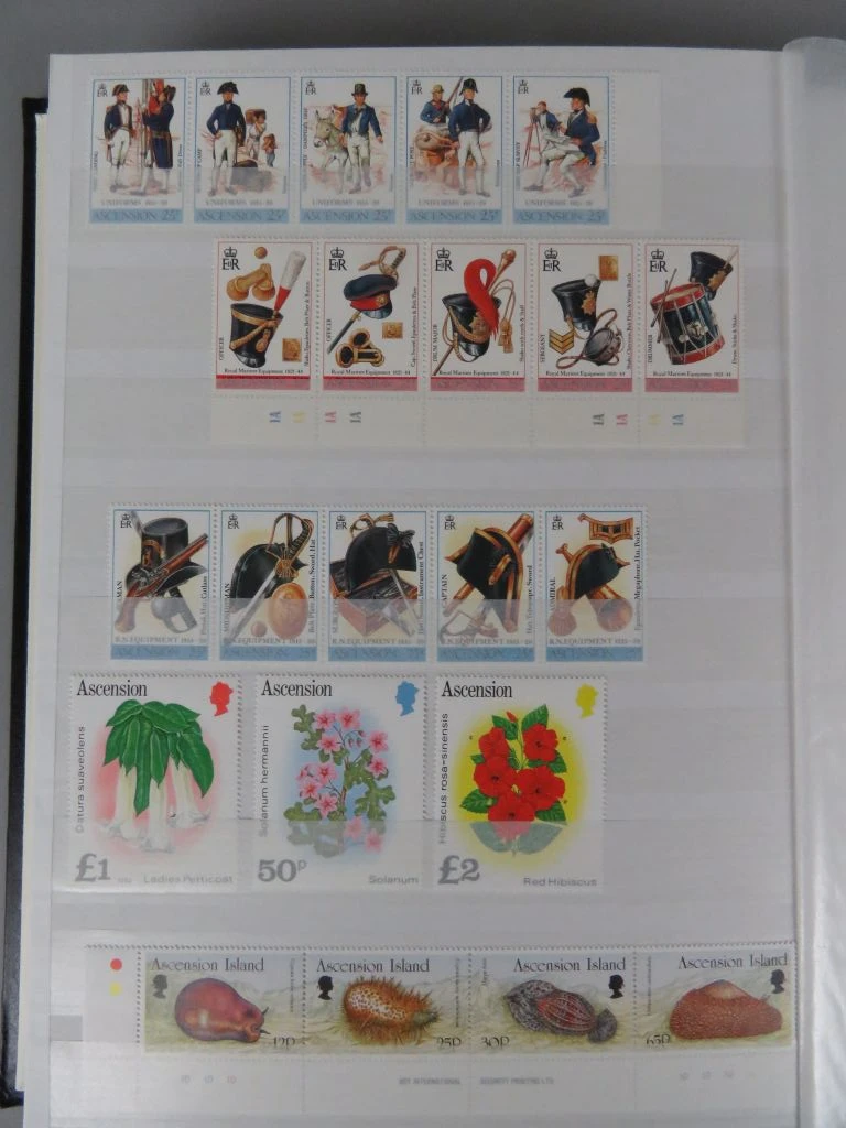 Postzegelverzameling in album met diverse thema's 3