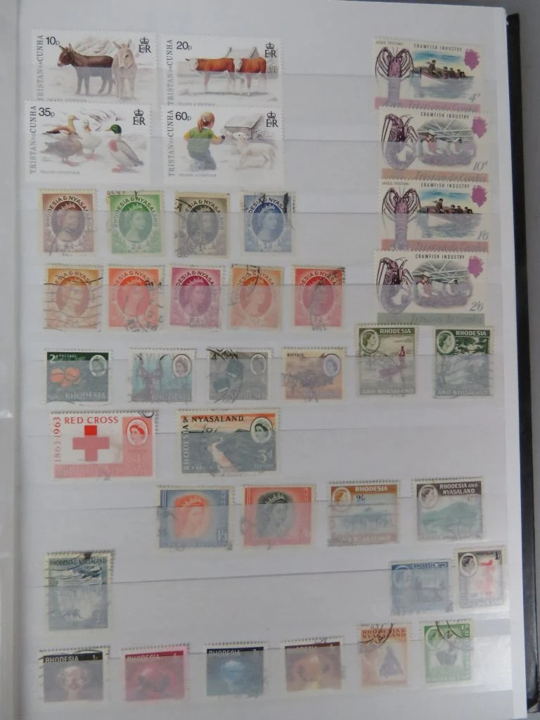Postzegelverzameling in album met diverse thema's 3
