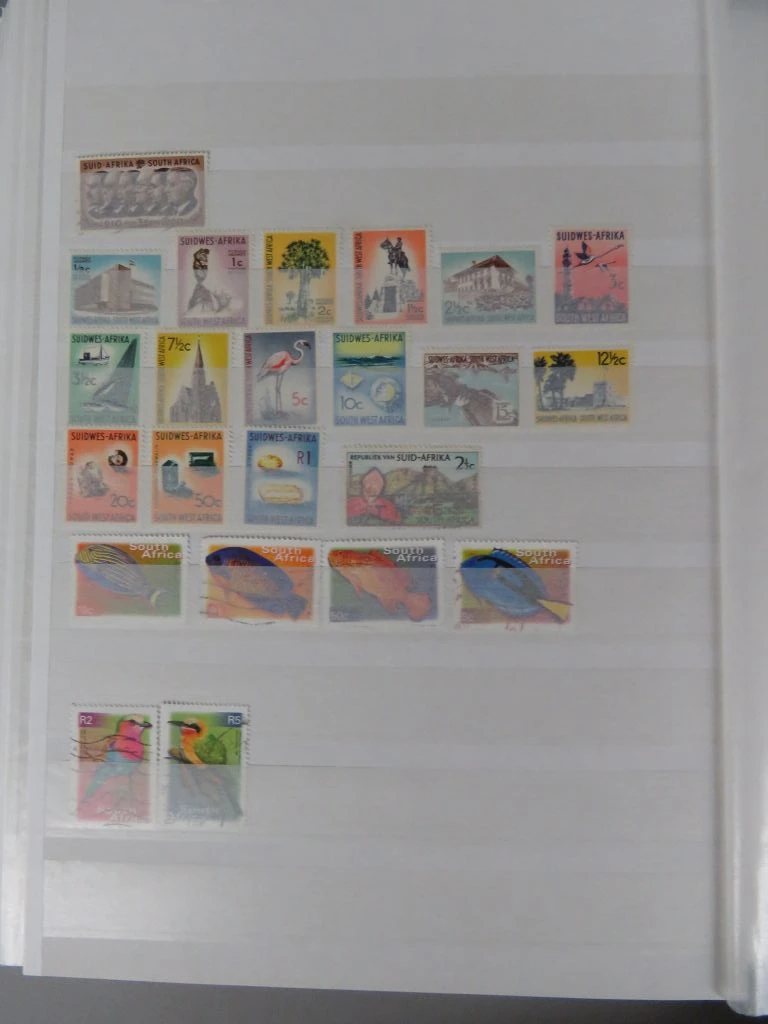 Postzegelverzameling in album met diverse thema's 3