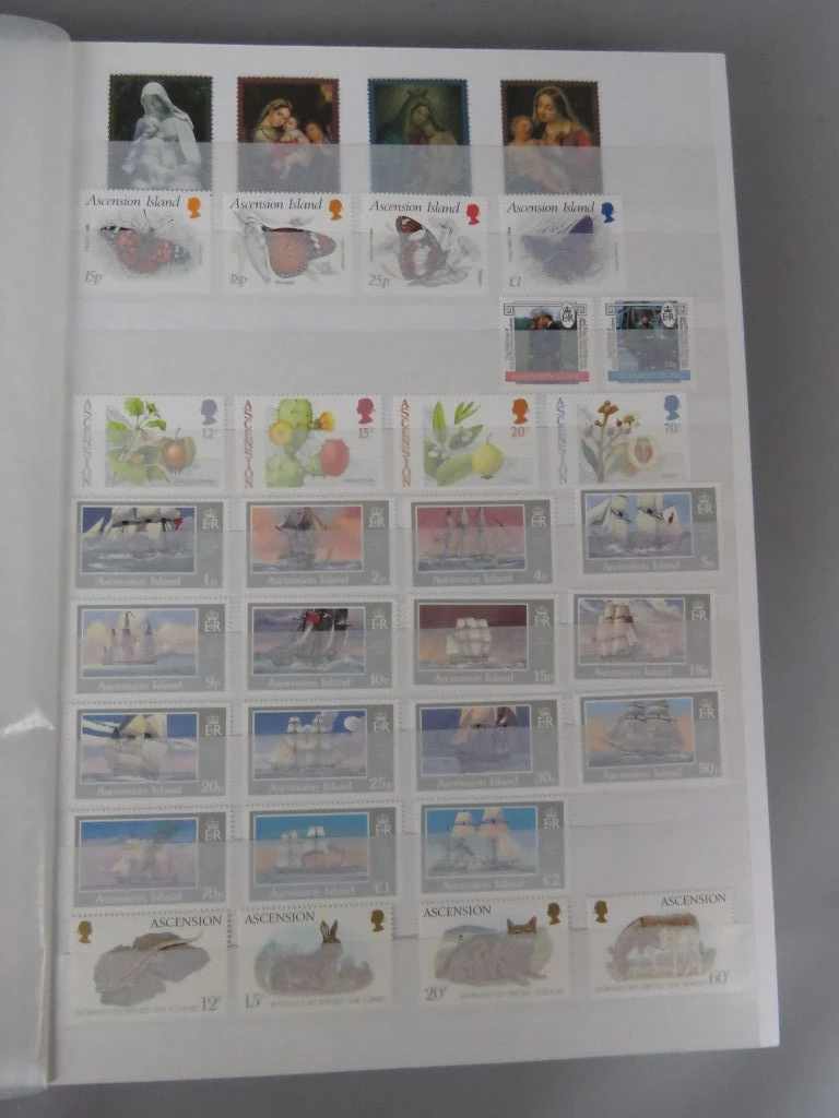 Postzegelverzameling in album met diverse thema's 3