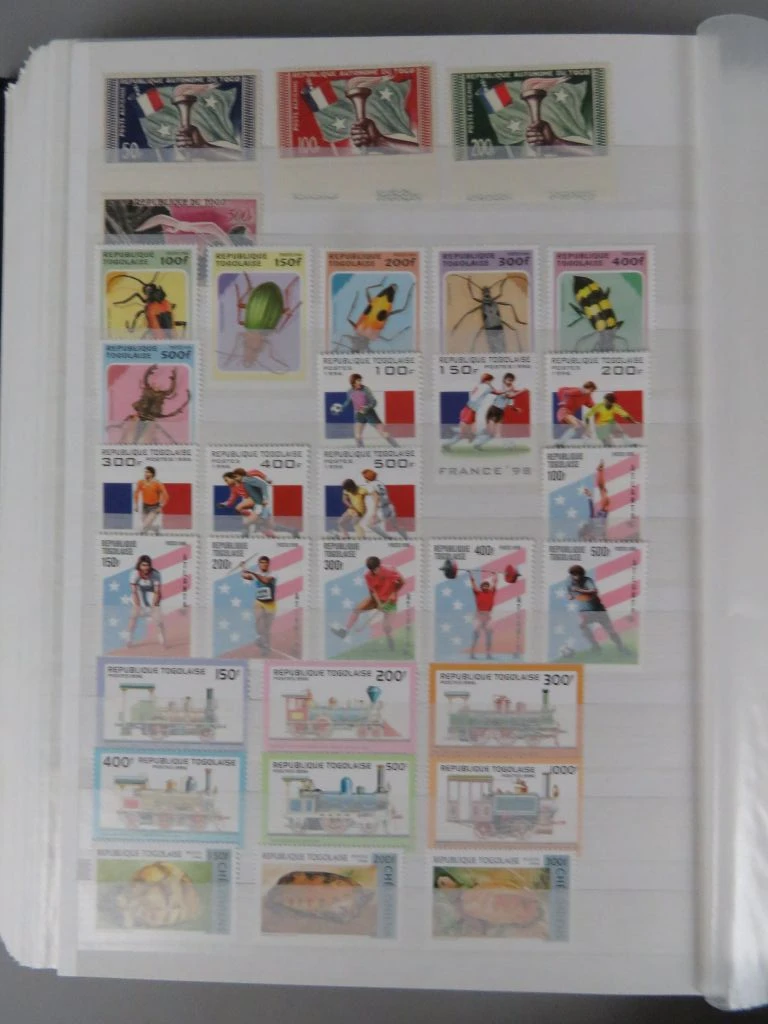 Postzegelverzameling in album met diverse thema's 3
