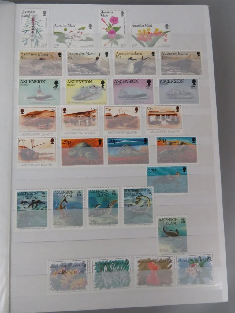 Postzegelverzameling in album met diverse thema's 3