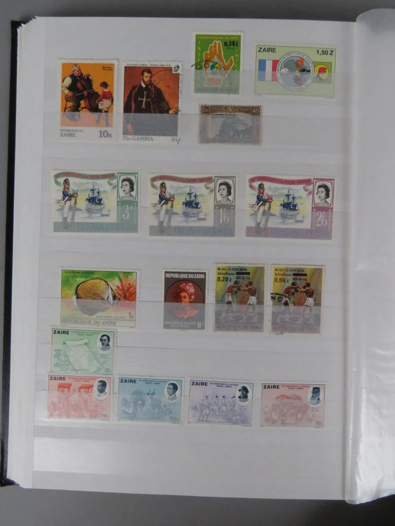 Postzegelverzameling in album met diverse thema's 3