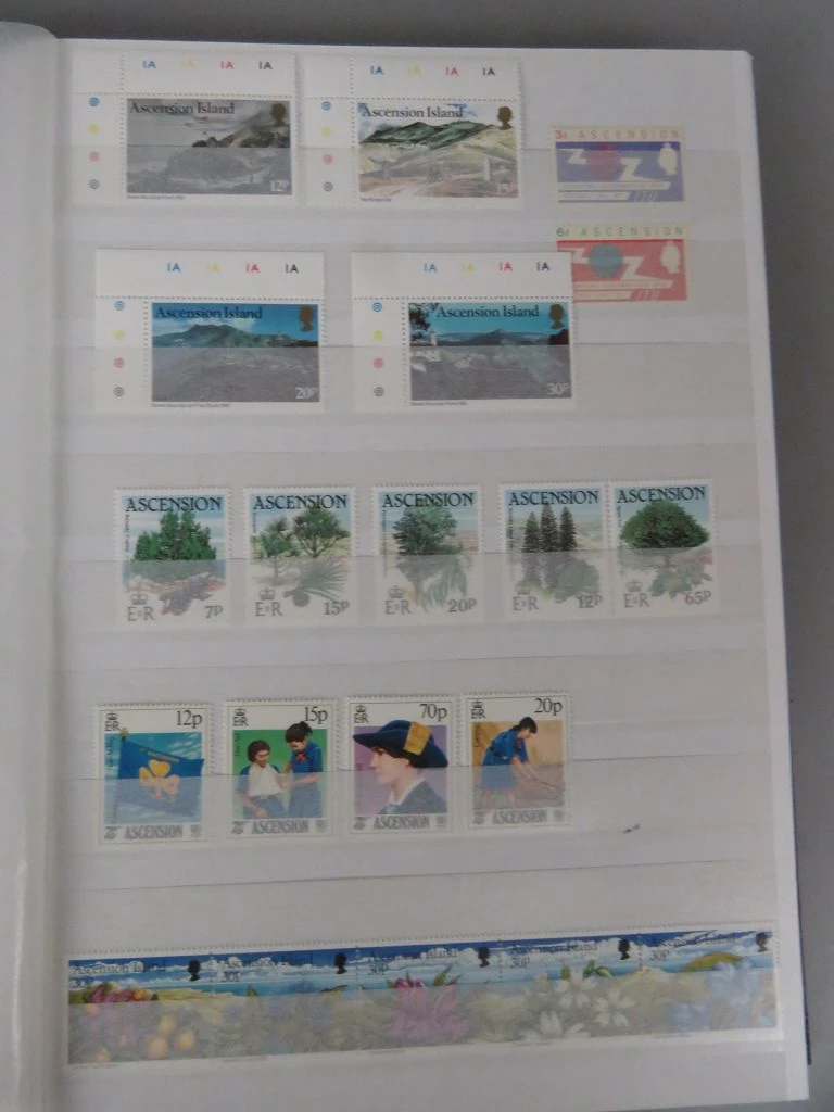 Postzegelverzameling in album met diverse thema's 3