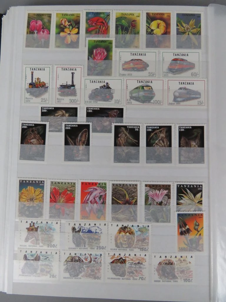 Postzegelverzameling in album met diverse thema's 3
