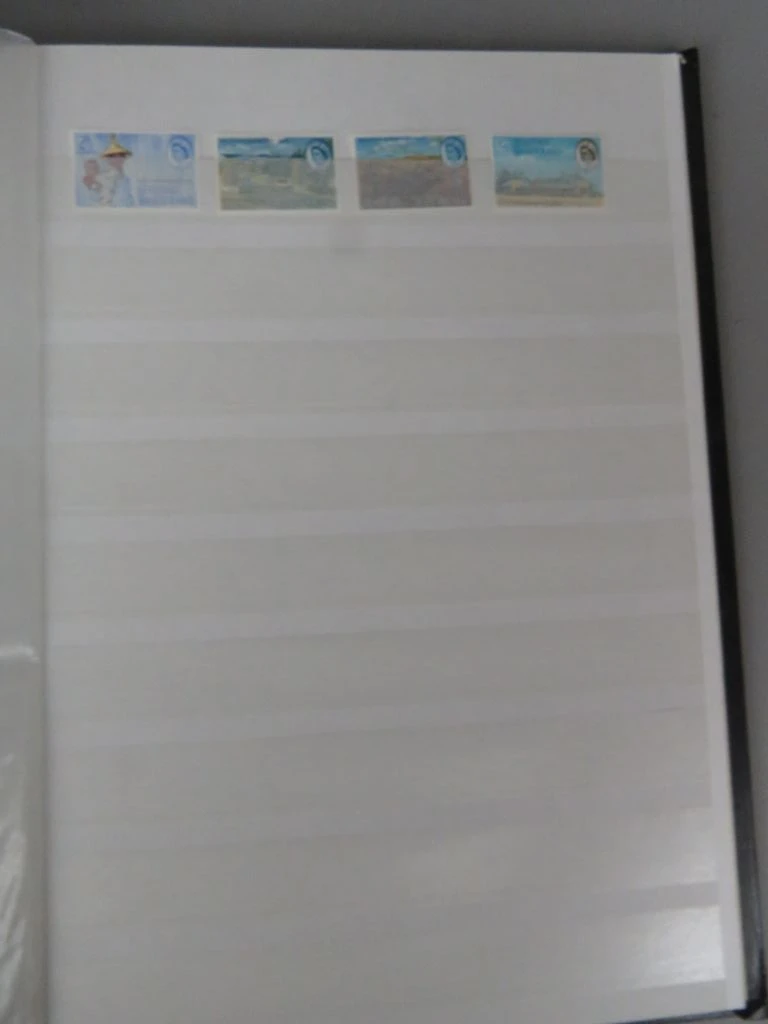 Postzegelverzameling in album met diverse thema's 3