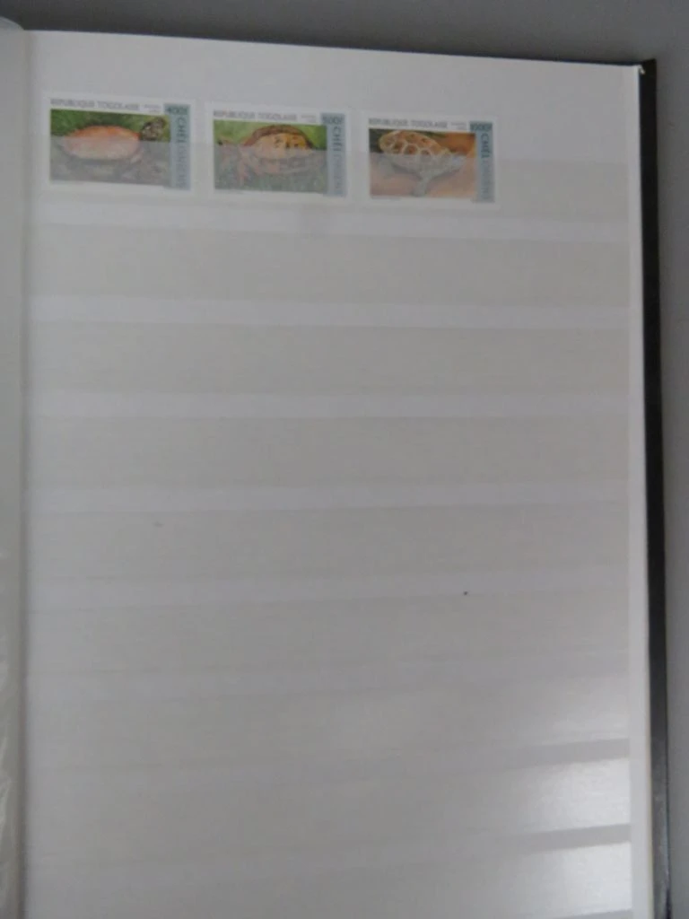 Postzegelverzameling in album met diverse thema's 3
