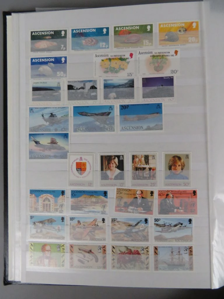Postzegelverzameling in album met diverse thema's 3