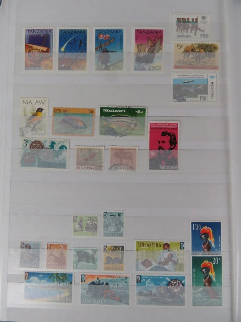 Postzegelverzameling in album met diverse thema's 3