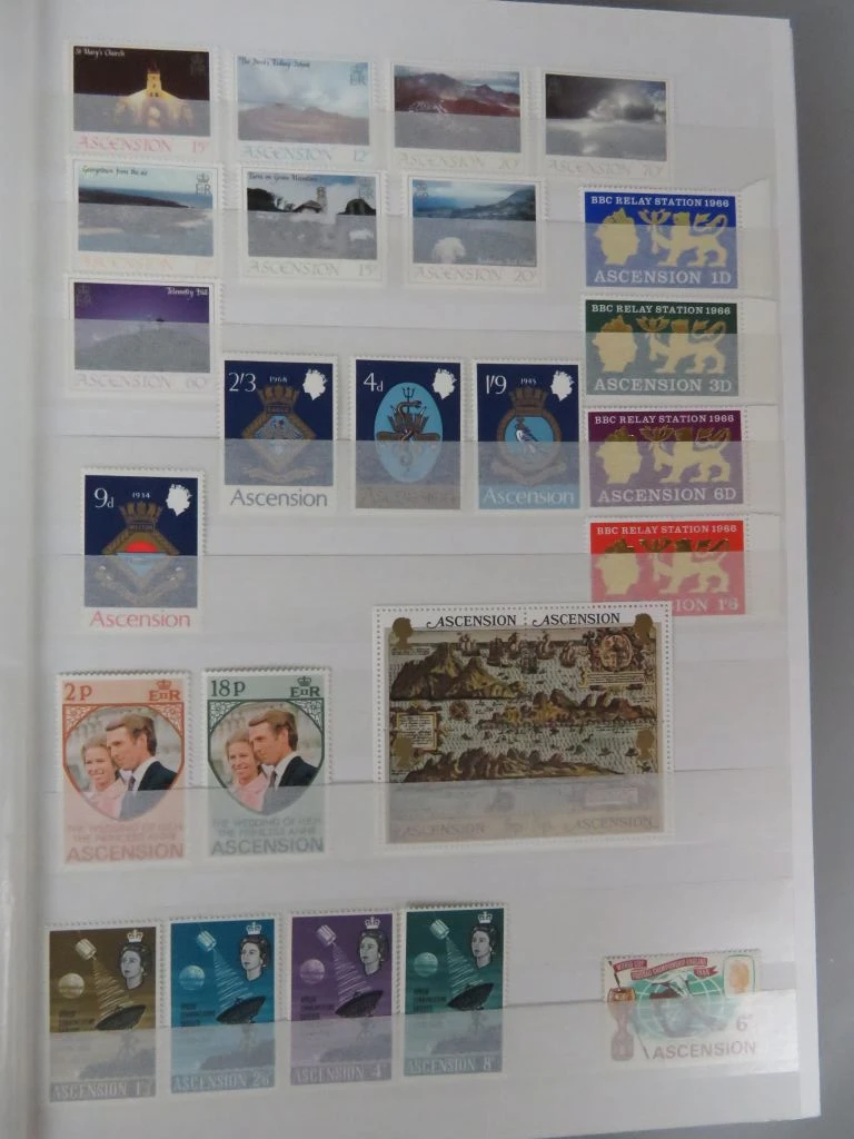 Postzegelverzameling in album met diverse thema's 3