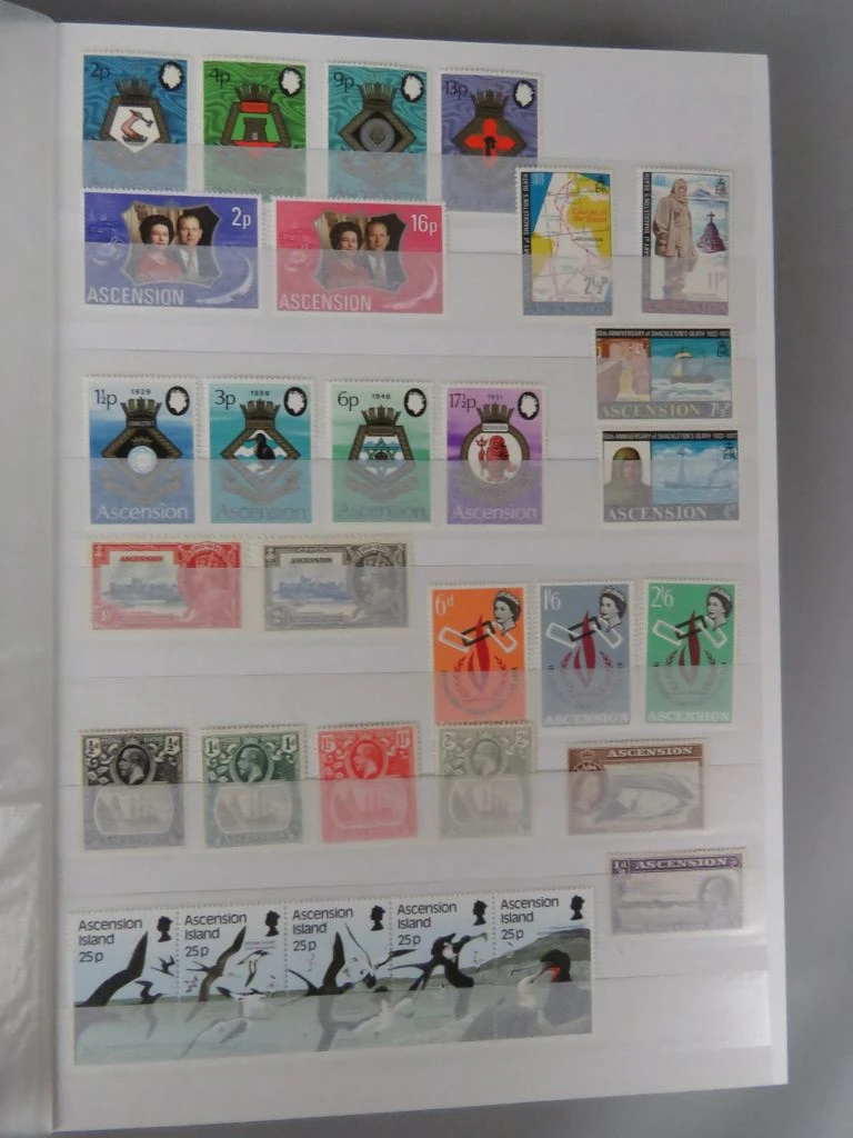 Postzegelverzameling in album met diverse thema's 3