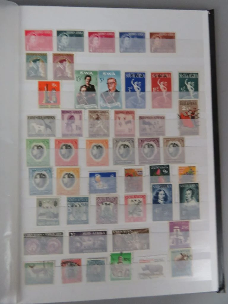 Postzegelverzameling in album met diverse thema's 3
