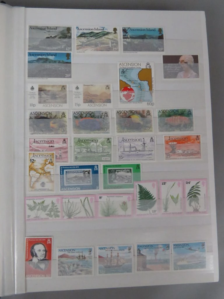 Postzegelverzameling in album met diverse thema's 3