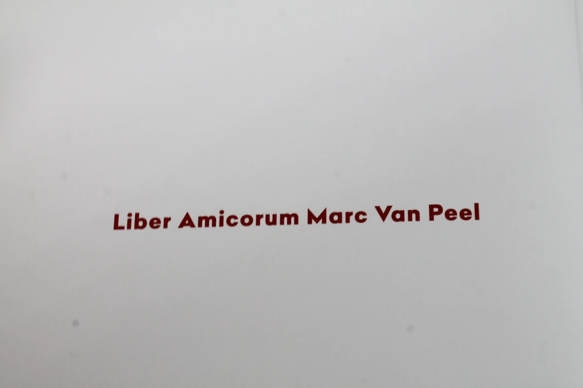 Boek 'Prijs de dag niet voor hij om is' - Liber Amicorum Marc Van Peel