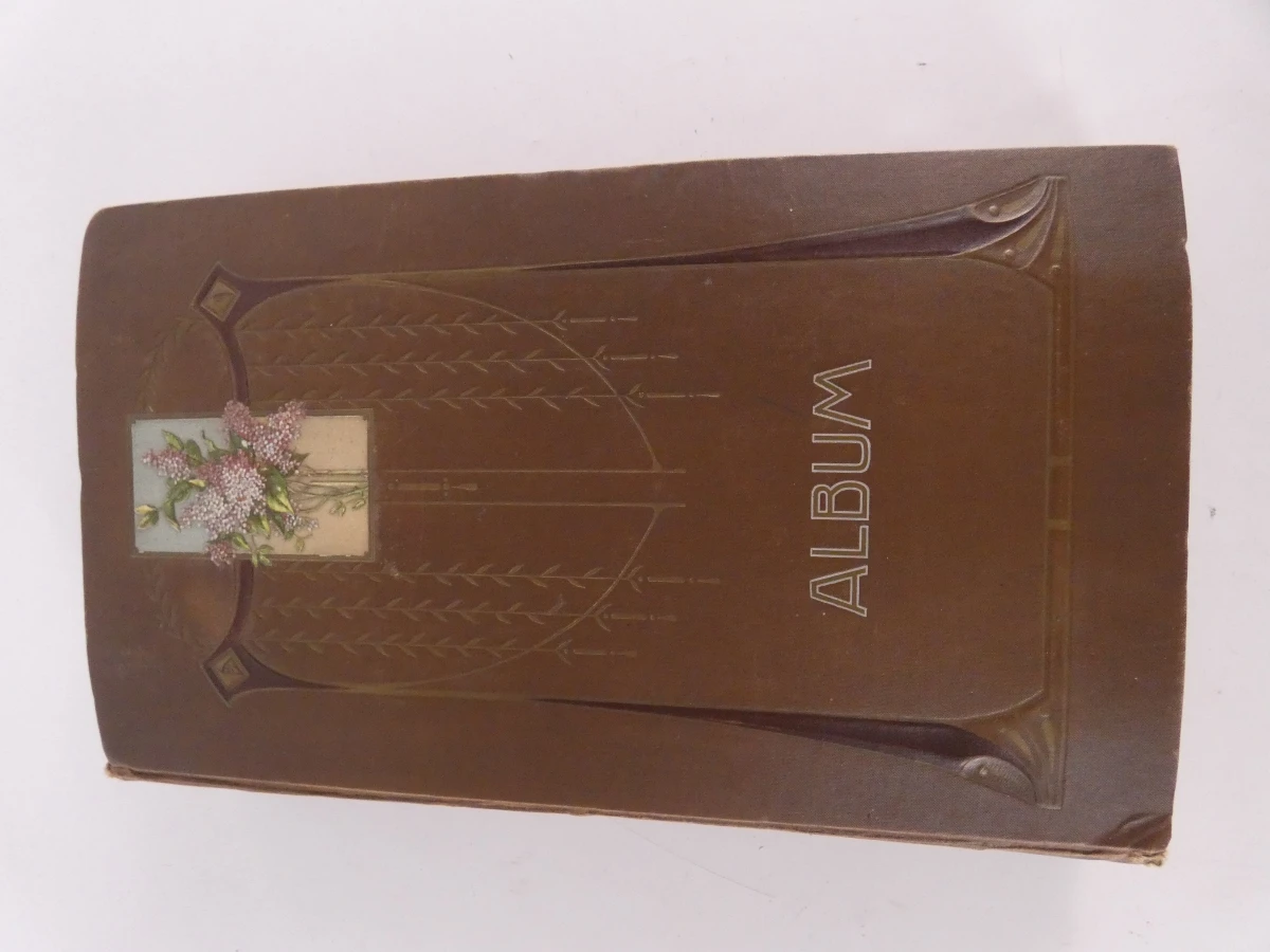 Vintage postkaartenalbum met diverse ansichtkaarten
