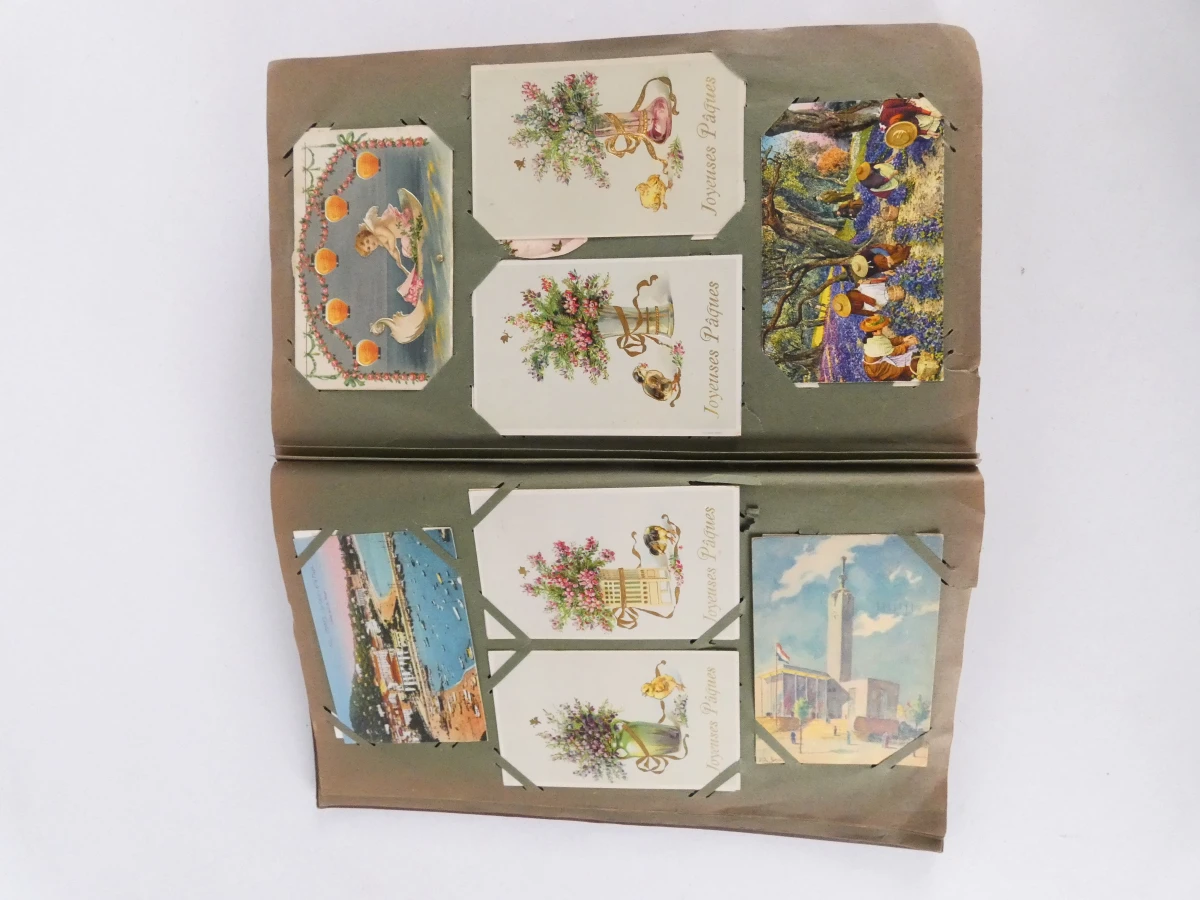 Vintage postkaartenalbum met diverse ansichtkaarten