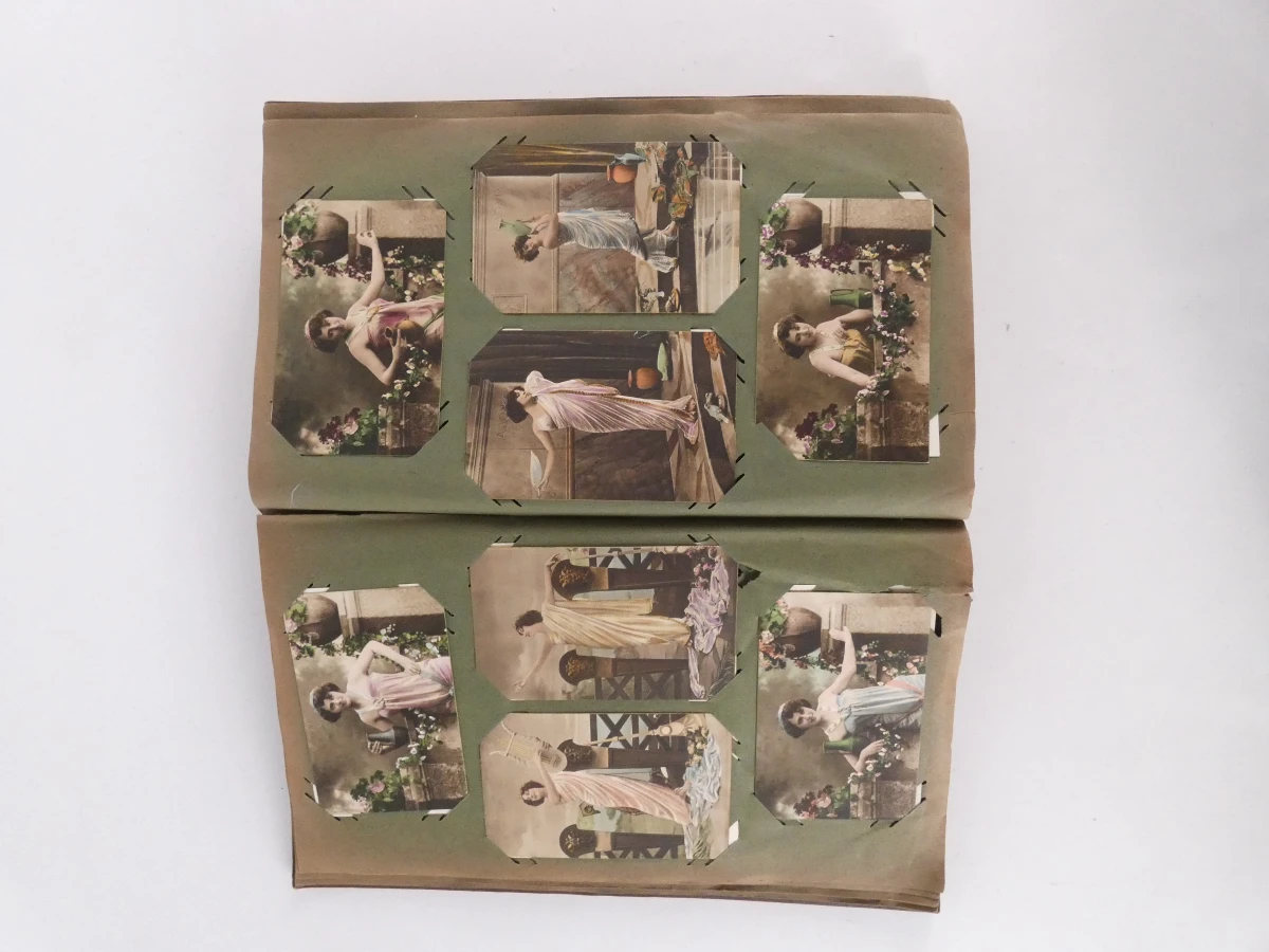 Vintage postkaartenalbum met diverse ansichtkaarten