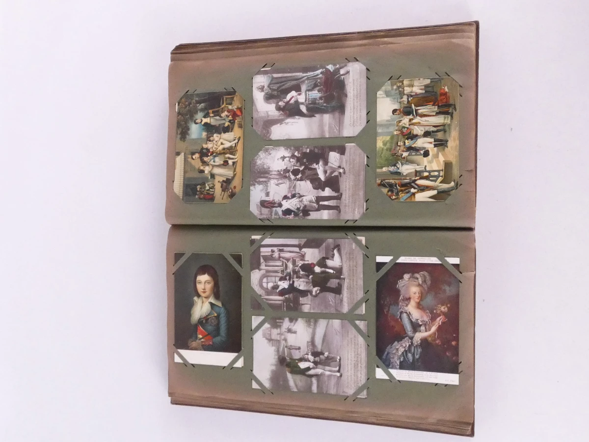 Vintage postkaartenalbum met diverse ansichtkaarten