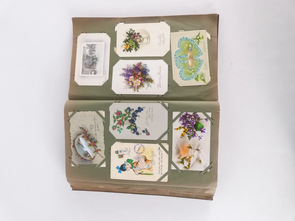 Vintage postkaartenalbum met diverse ansichtkaarten
