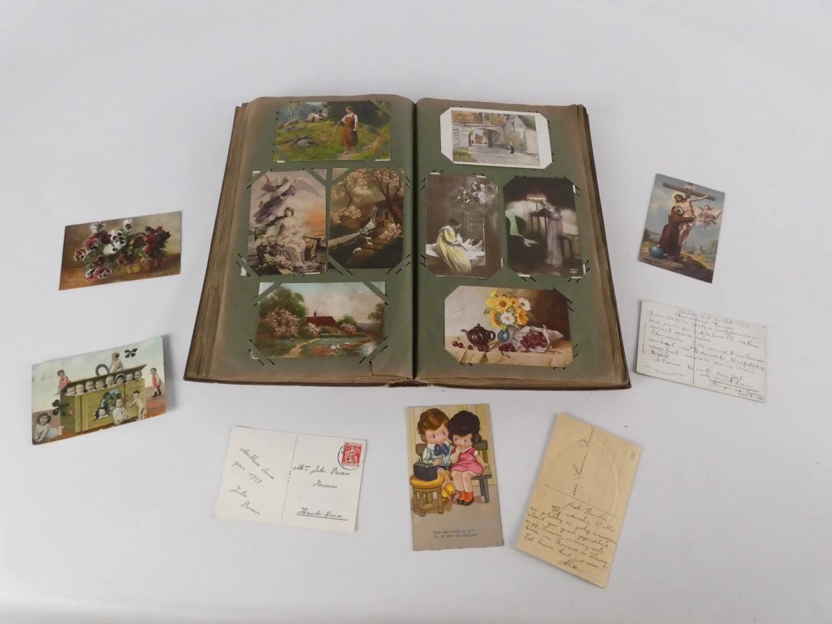 Vintage postkaartenalbum met diverse ansichtkaarten