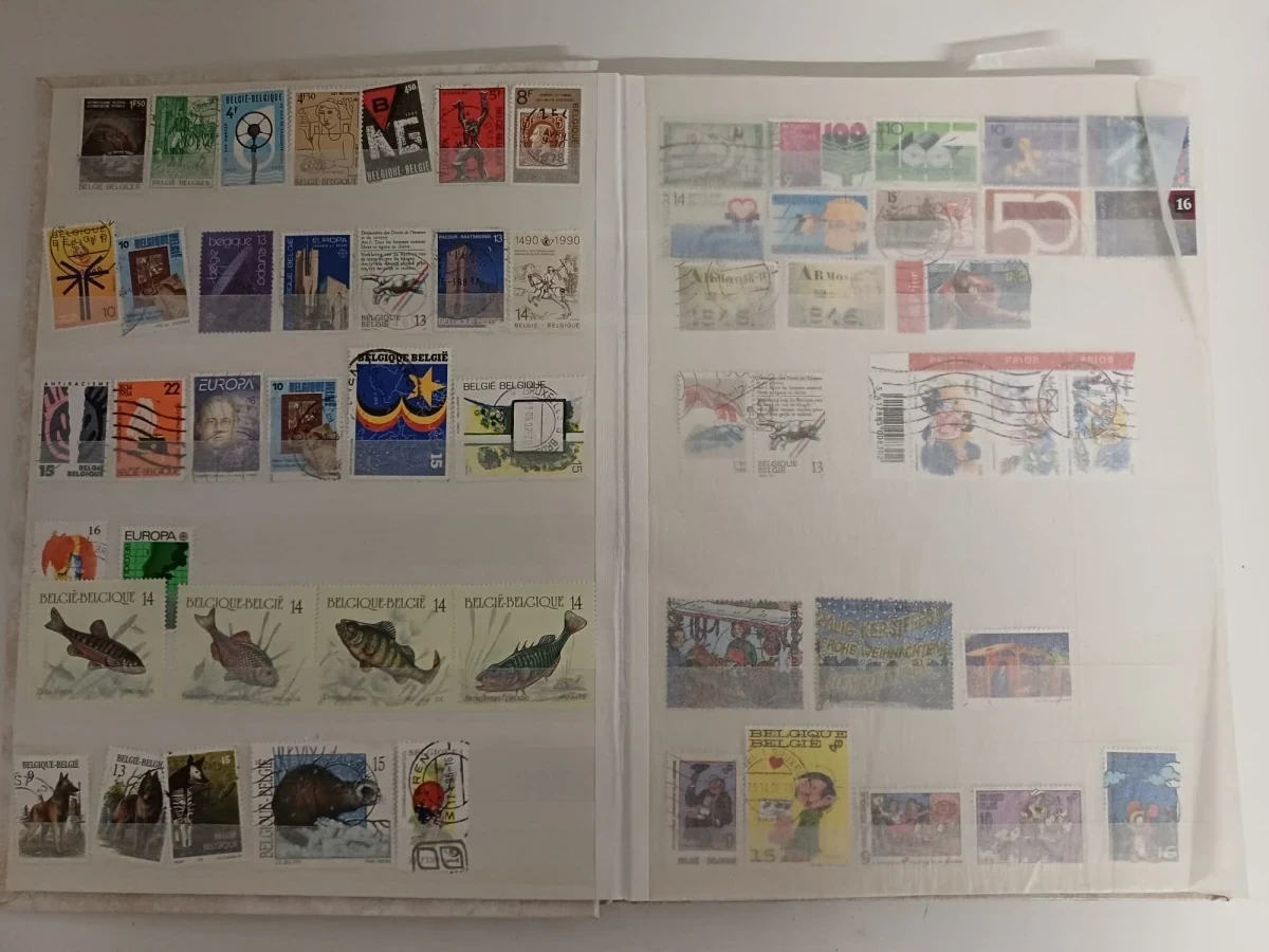 Verzameling postzegels met albums en losse zegels