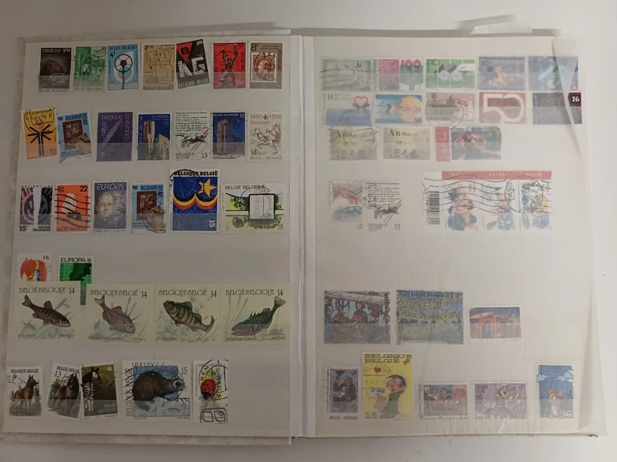 Verzameling postzegels met albums en losse zegels