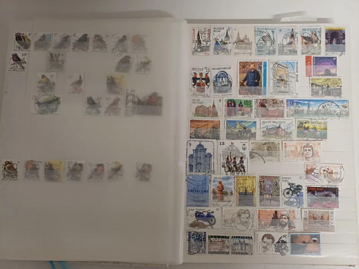 Verzameling postzegels met albums en losse zegels
