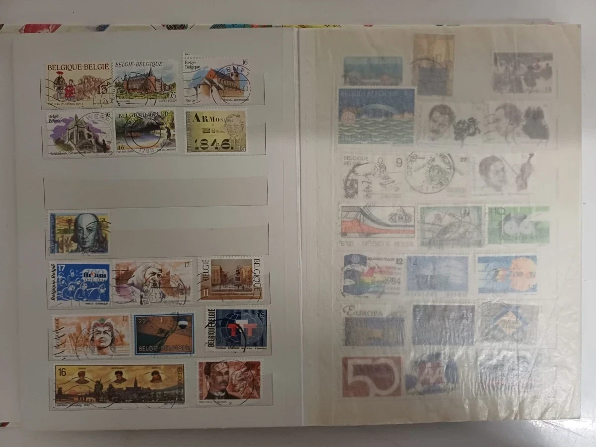 Verzameling postzegels met albums en losse zegels