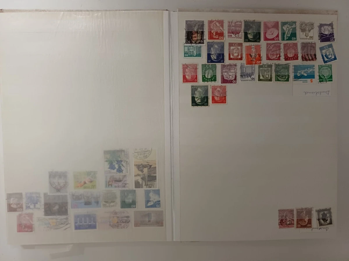 Verzameling postzegels met albums en losse zegels