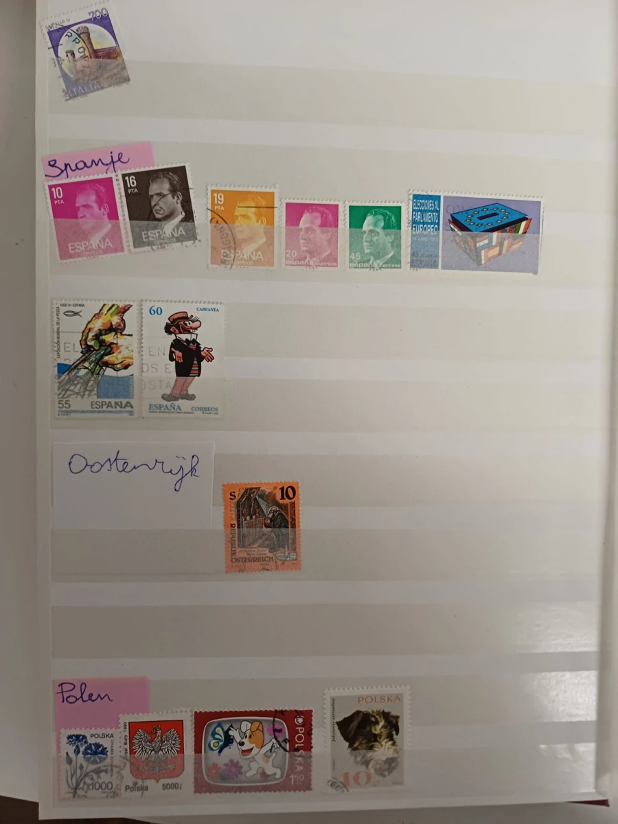 Verzameling postzegels met albums en losse zegels