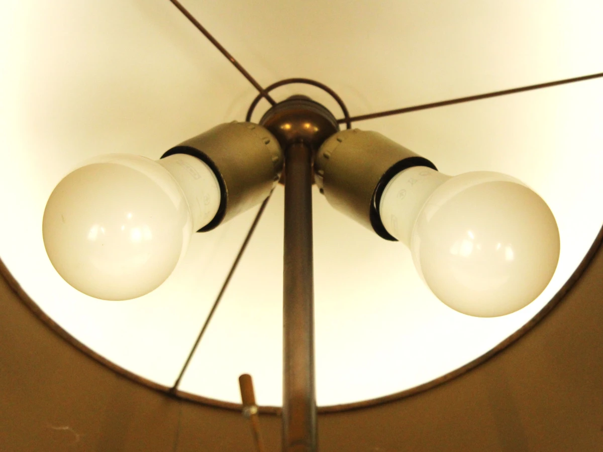 Vintage tafellamp met messing bloemdecoratie