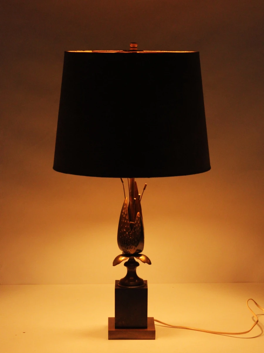 Vintage tafellamp met messing bloemdecoratie