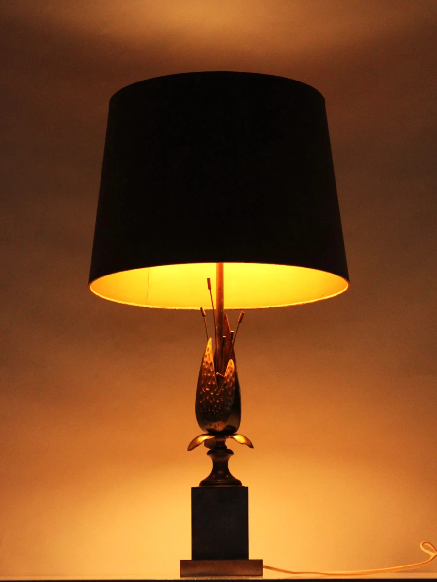Vintage tafellamp met messing bloemdecoratie