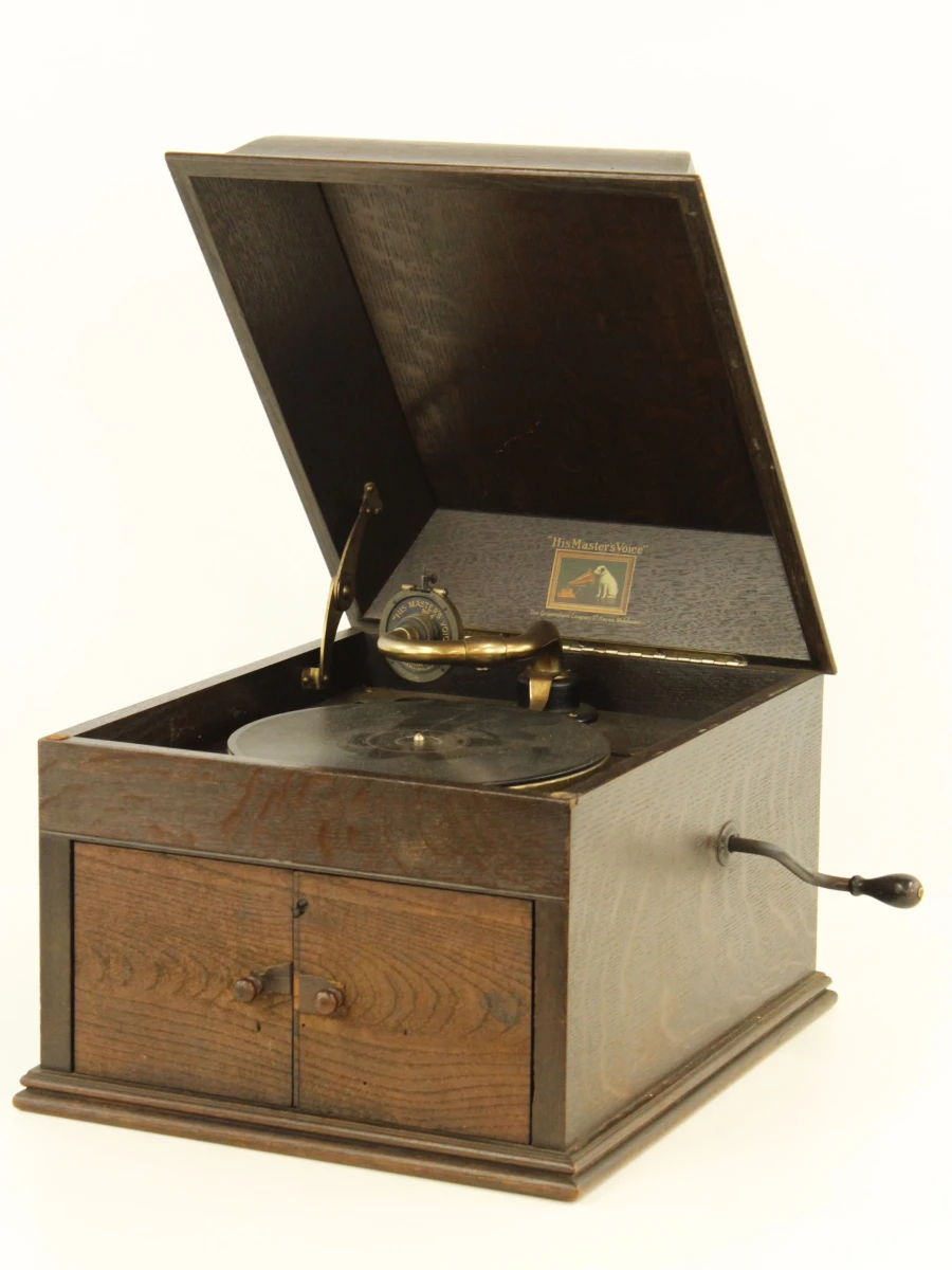 Vintage His Master's Voice grammofoon in houten kast