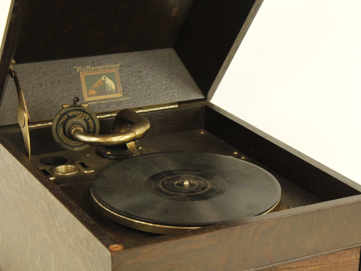 Vintage His Master's Voice grammofoon in houten kast