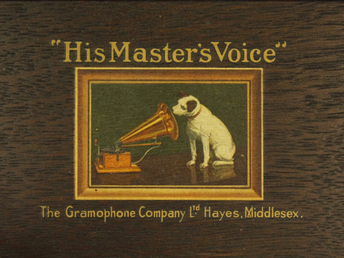 Vintage His Master's Voice grammofoon in houten kast