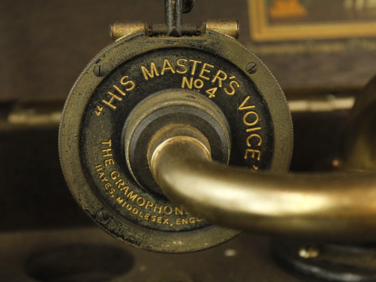 Vintage His Master's Voice grammofoon in houten kast