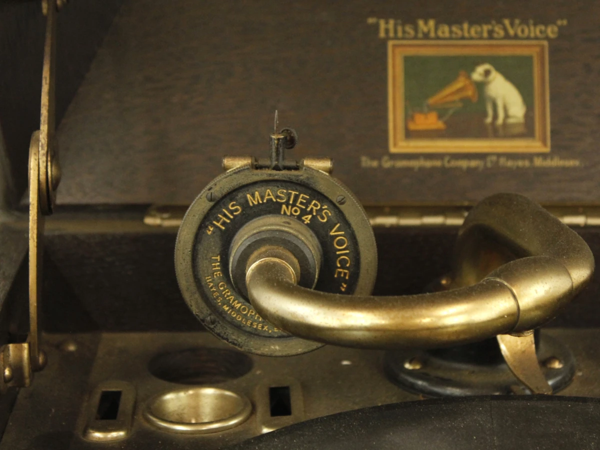 Vintage His Master's Voice grammofoon in houten kast