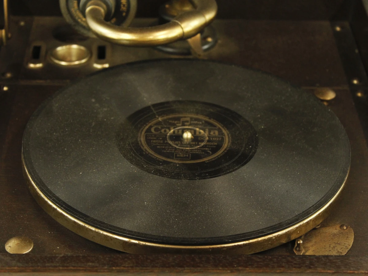 Vintage His Master's Voice grammofoon in houten kast