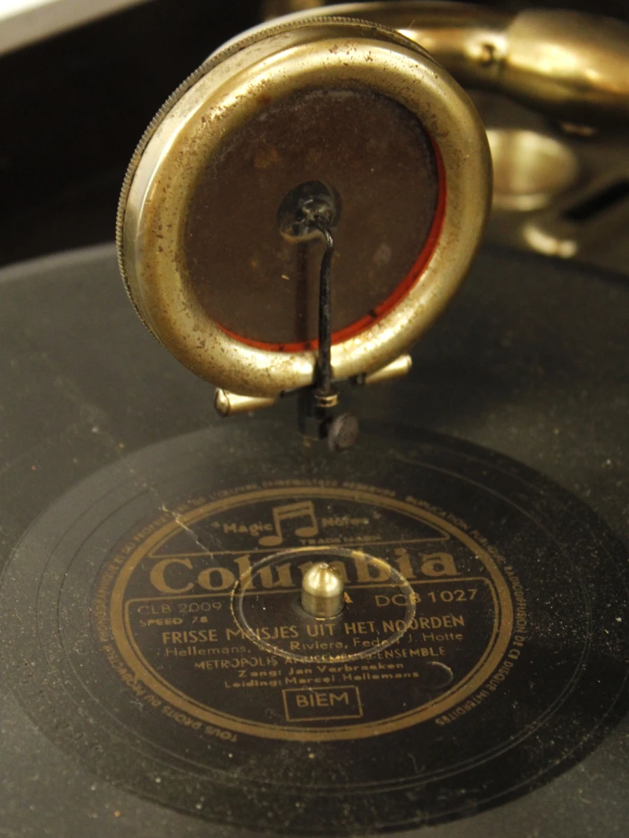Vintage His Master's Voice grammofoon in houten kast