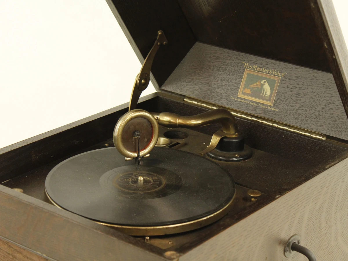 Vintage His Master's Voice grammofoon in houten kast